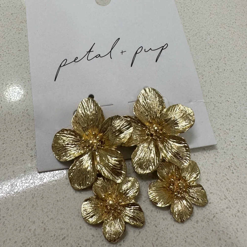 NWT Petal + Pup ‘Alexa Flower Earrings’ in Gold